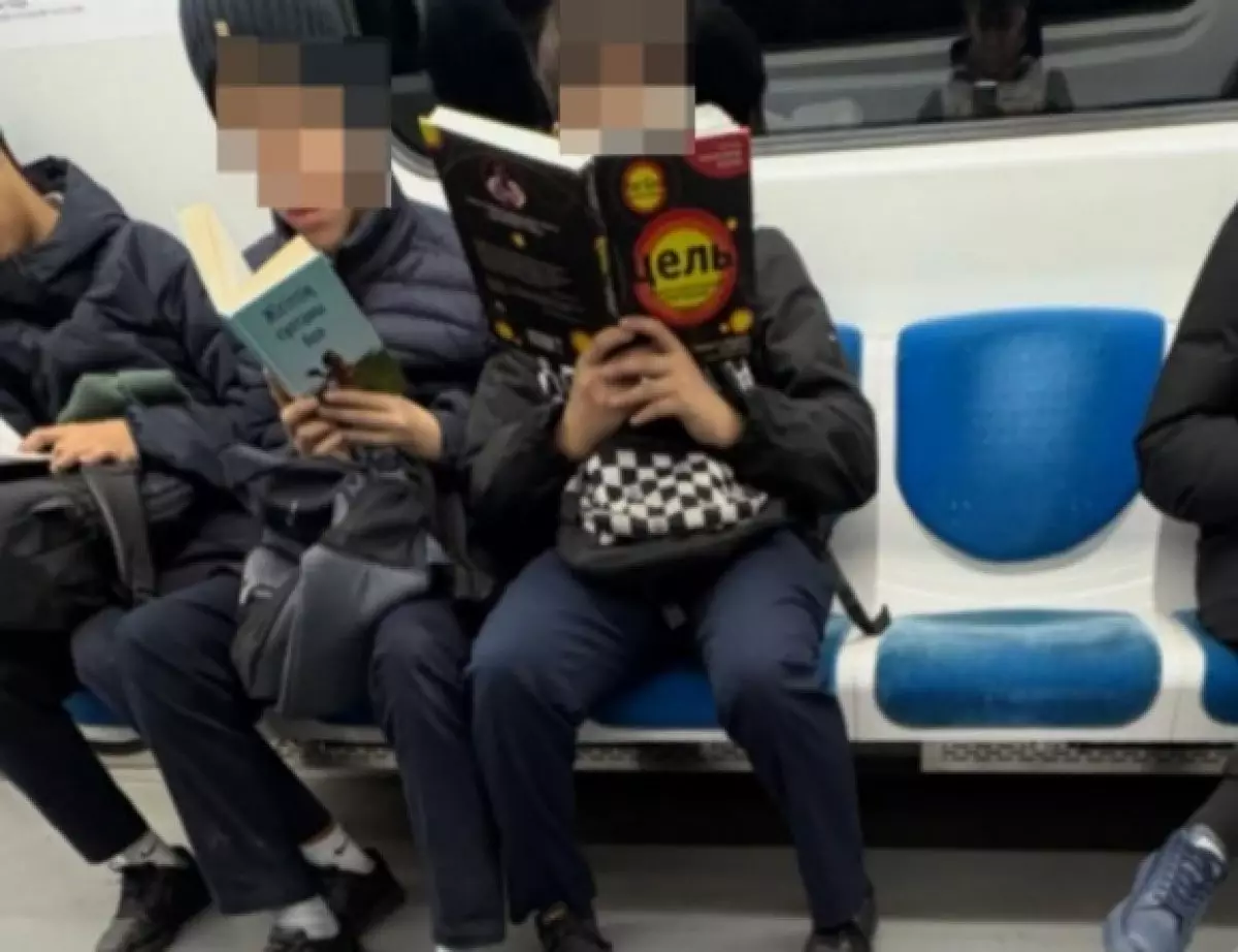 Дети, читающие книги в алматинском метро, вызвали ажиотаж в Казнете
