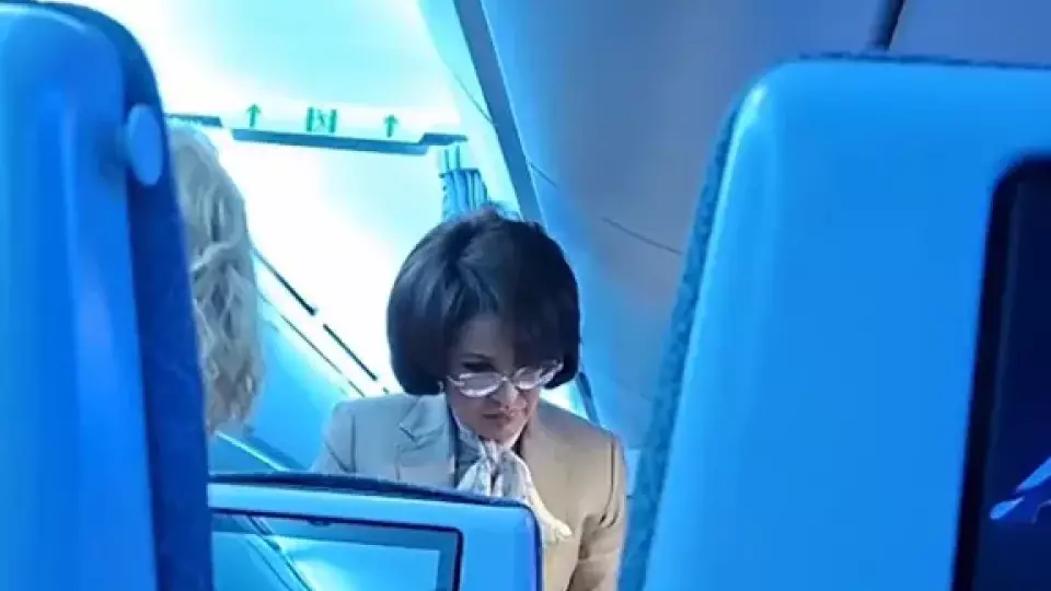 Министр ұшақта бір қыздың өмірін құтқарып қалды