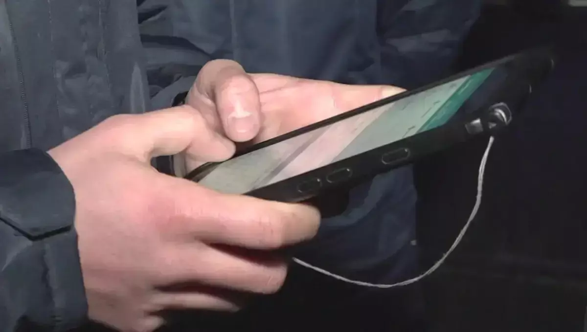 Внешность обманчива: мужчина попросил телефон у прохожей и скрылся вместе с гаджетом