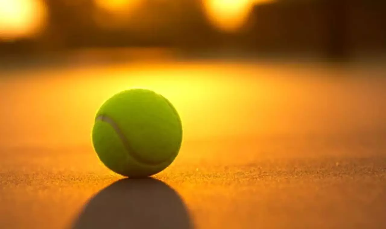 Казахстанский теннисист вышел в 1/4 финала турнира в Тунисе