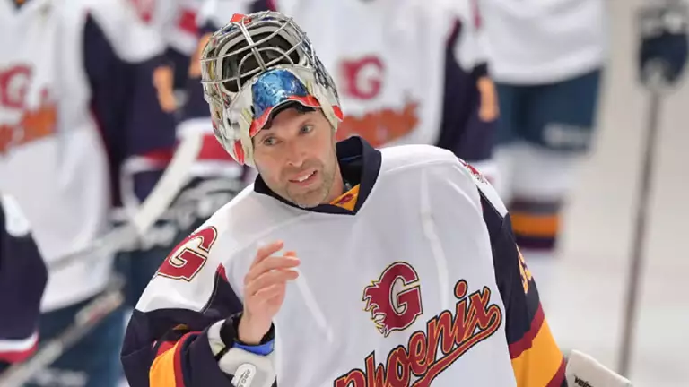 Футболдағы әйгілі қақпашы хоккейші ретіндегі мансабын қайта жаңғыртты