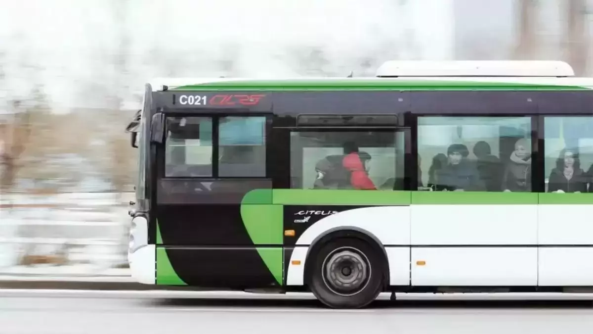 Астанада автобустағы орынға таласқан екі әйел төбелес шығарған