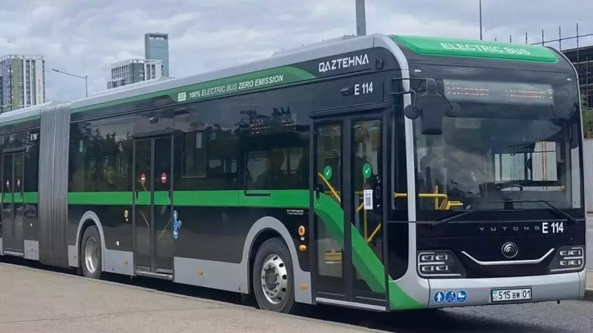 Астанада автобуста орынға таласқан екі әйел бір-бірімен төбелесіп қалған (ВИДЕО)