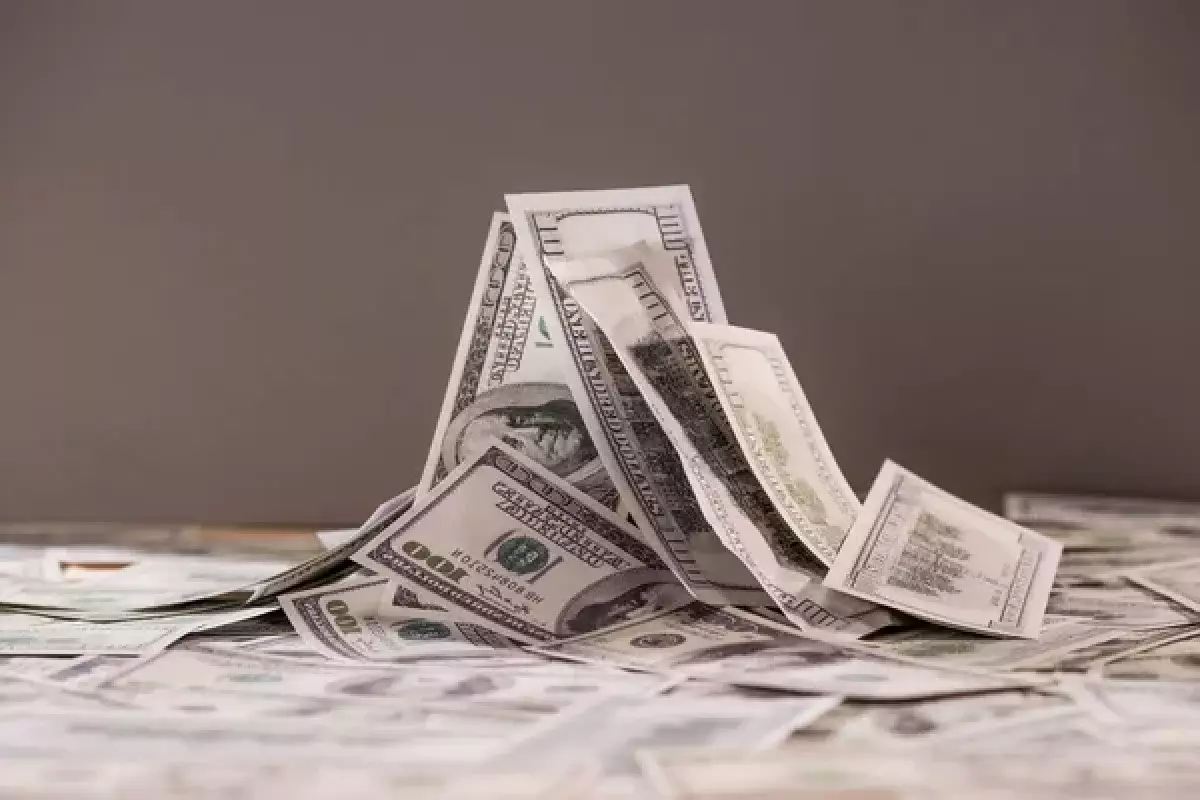 Взял и упал: что происходит с долларом в Казахстане