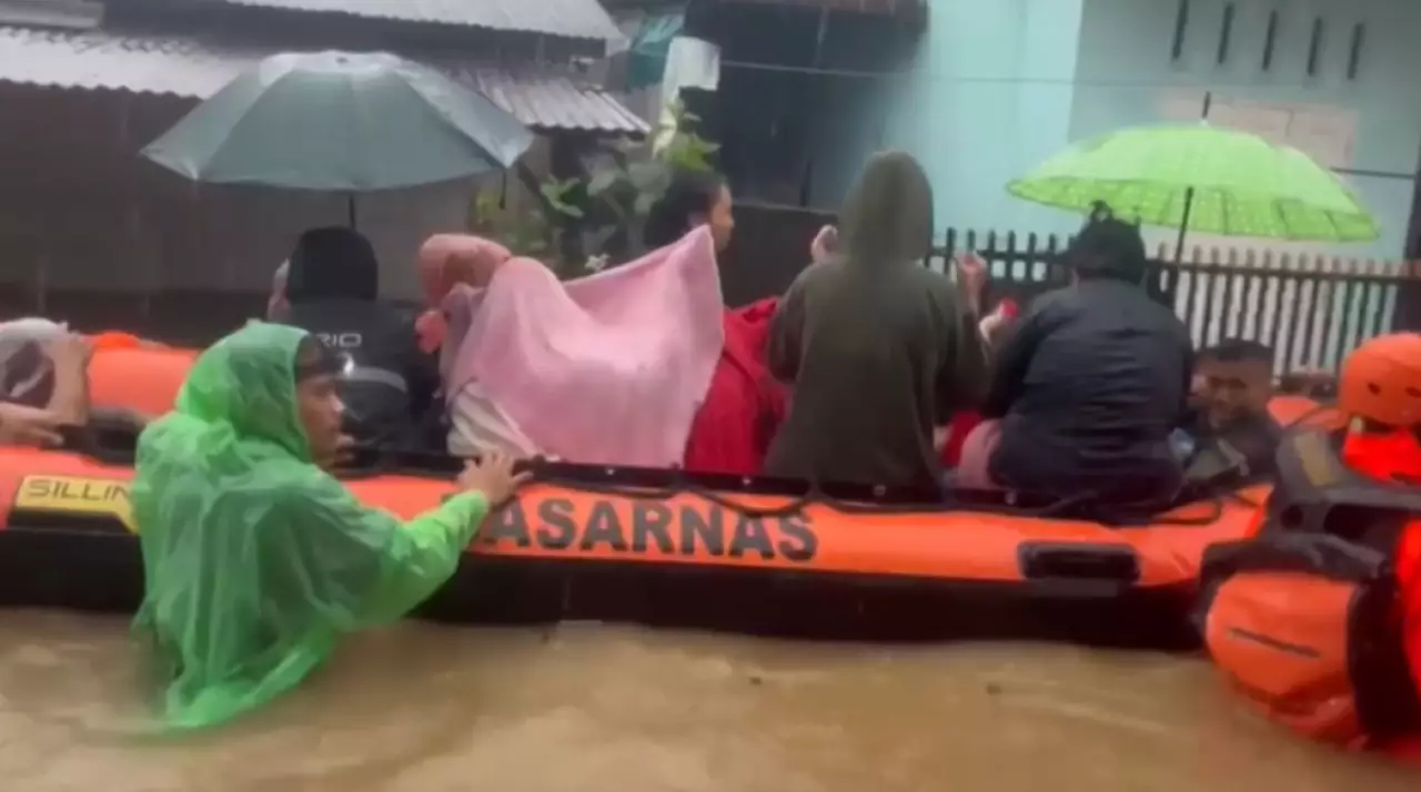 Наводнения в Индонезии унесли жизни 90 человек