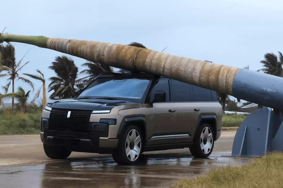 Пальма рухнула на крышу, автобус давил раму – BYD проверил свой роскошный U8L (ВИДЕО)