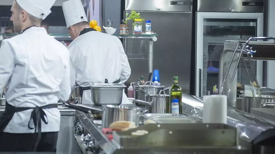 150-ден астам жұмысшы тамақтан уланды