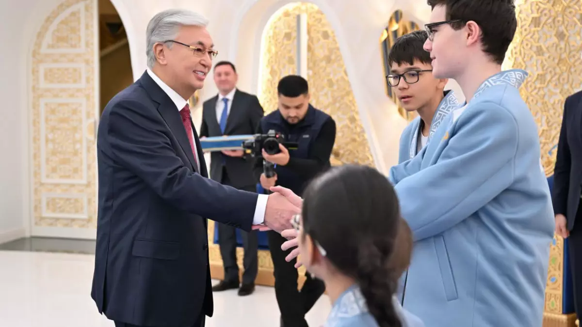 Президент әлем біріншіліктерінде топ жарған жас шахматшылармен кездесті
