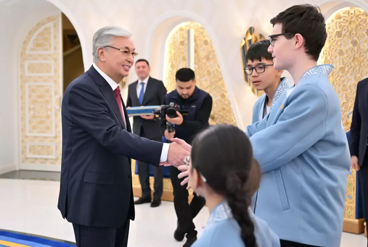 Президент әлем біріншіліктерінде топ жарған жас шахматшылармен кездесті