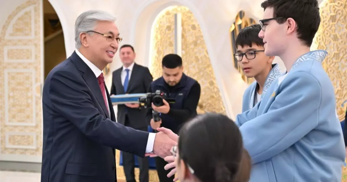  Тоқаев әлем чемпионаттарында топ жарған жас шахматшылармен кездесті 