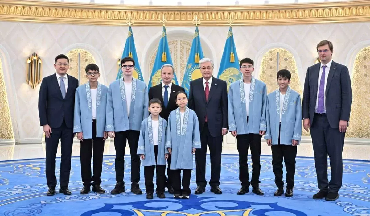 Юные шахматисты – чемпионы мира встретились с Токаевым в Акорде