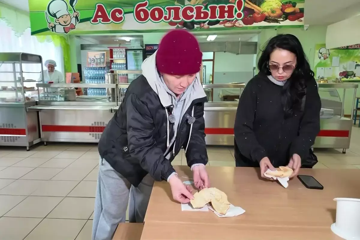 Жуки в еде и сырое тесто: в Петропавловске родители учеников жалуются на школьное питание