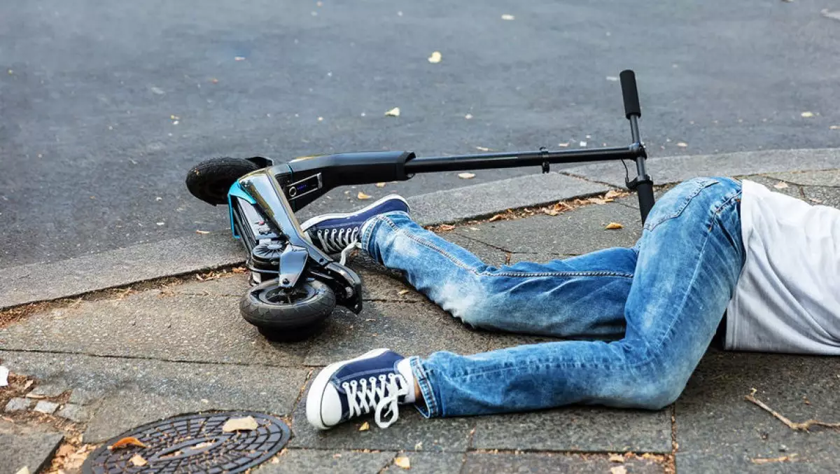 Электросамокат сбил 17-летнего парня в Алматы