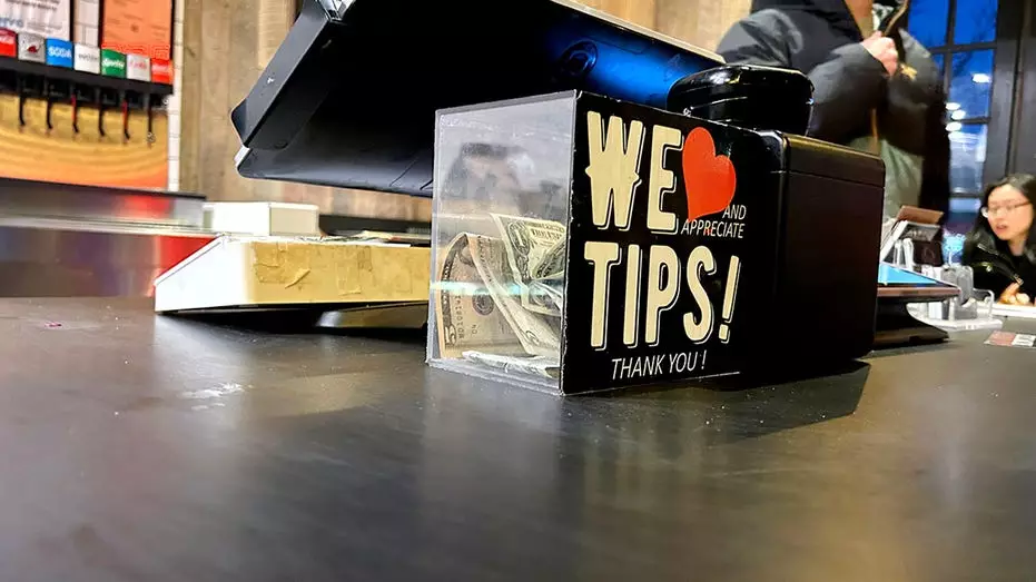 Налоговая служба США выпустила руководство по предложению Трампа об отмене налогов на чаевые и вычетам за сверхурочную работу.