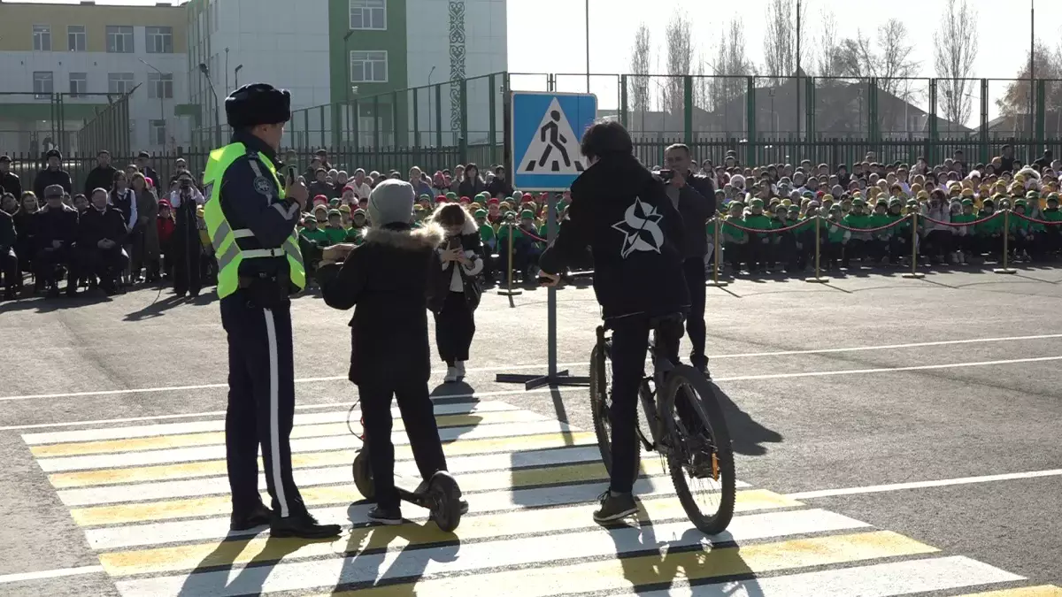Бала қауіпсіздігі – басты назарда: оқушылар жолда жүру ережелеріне арналған профилактикалық іс-шараға қатысты