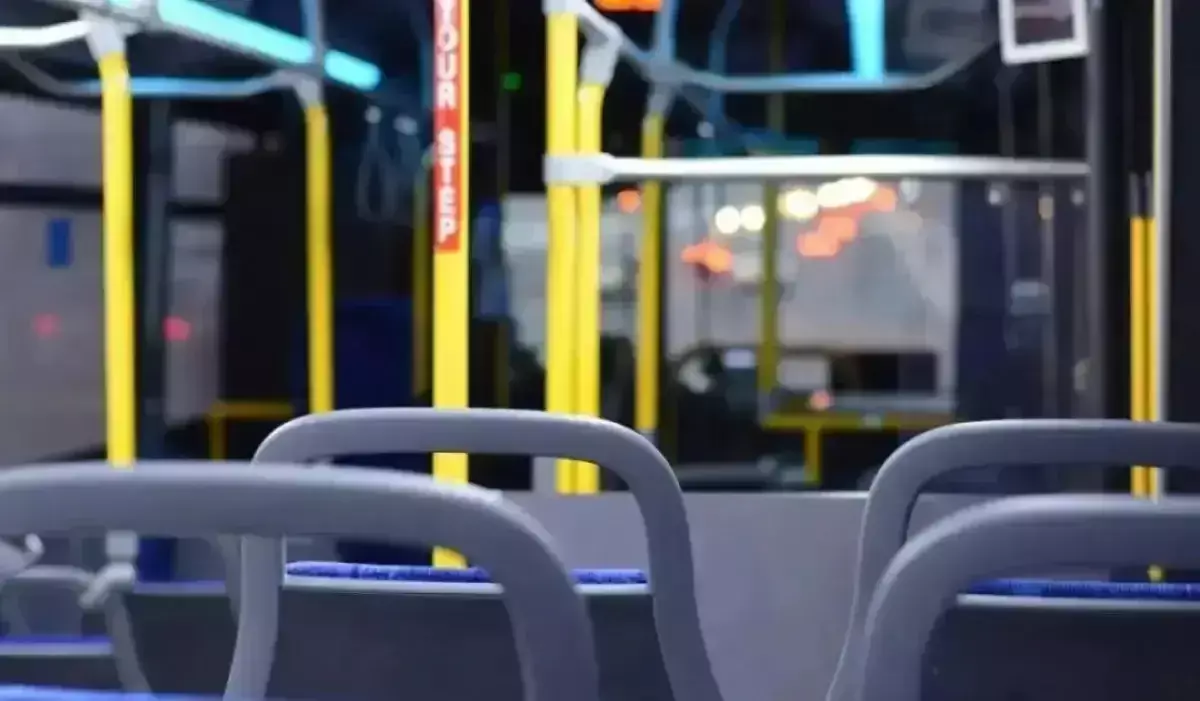 Астанада автобуста орындыққа таласқан екі әйел төбелесіп, бірінің маңдайы жарылды (ВИДЕО)