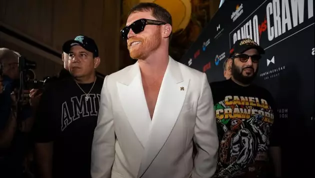 Чемпион с рекордом 31-0 нокаутировал соперника и испугал Канело