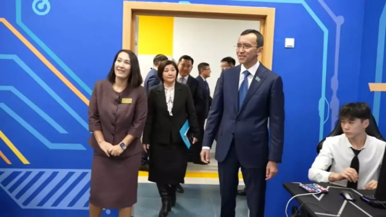 Сенаторы посетили ряд столичных школ