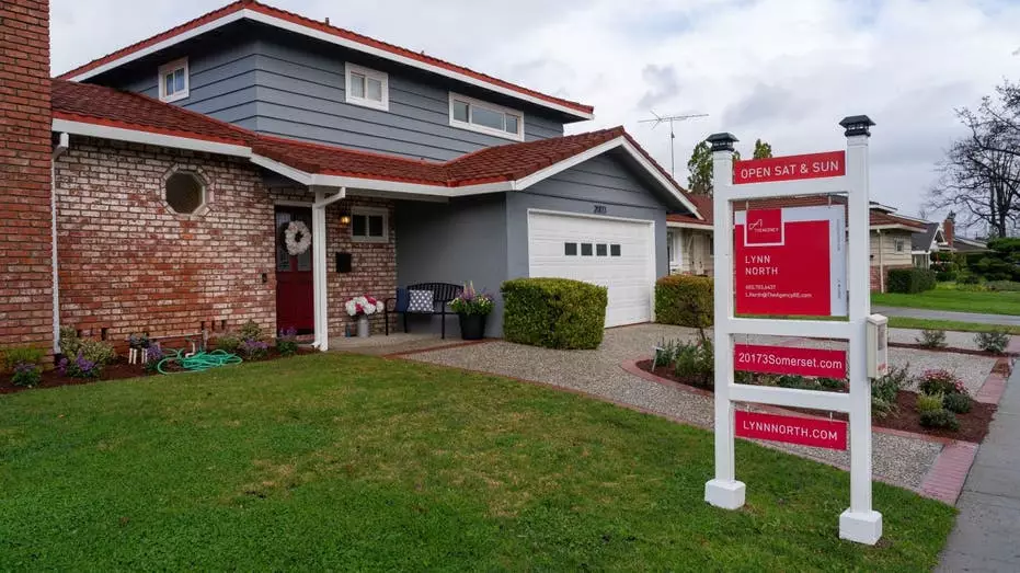 Покупатели жилья получают рекордные скидки, так как продавцы по всей стране снижают цены.