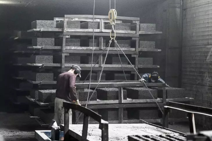 Представитель крупнейшего строительного холдинга Казахстана посетил тюменские предприятия.