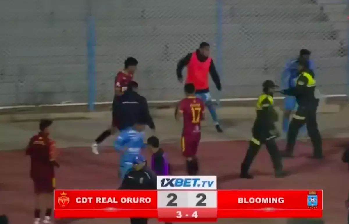 На футбольном матче в Боливии произошла массовая драка (ВИДЕО)