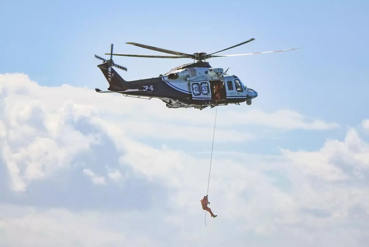 Вертолёт МЧС экстренно доставил тяжёлого пациента из отдалённого района Атырауской области