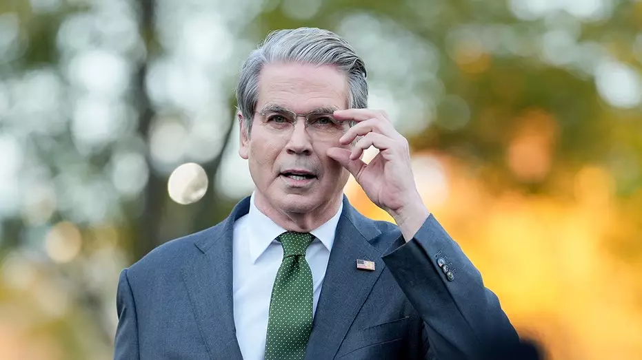 Казначейство Бессент заявляет, что министерство работает над сокращением федеральных налоговых льгот для нелегальных иммигрантов.