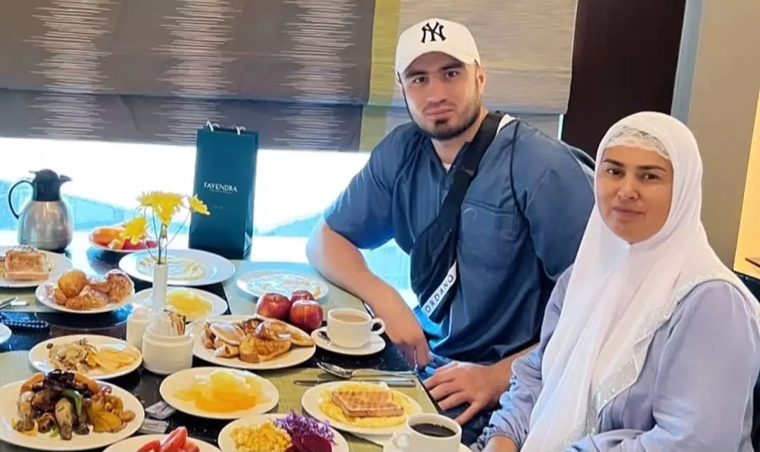 Қазақ боксшылары Баходир Джалоловтың анасына құрмет көрсетті