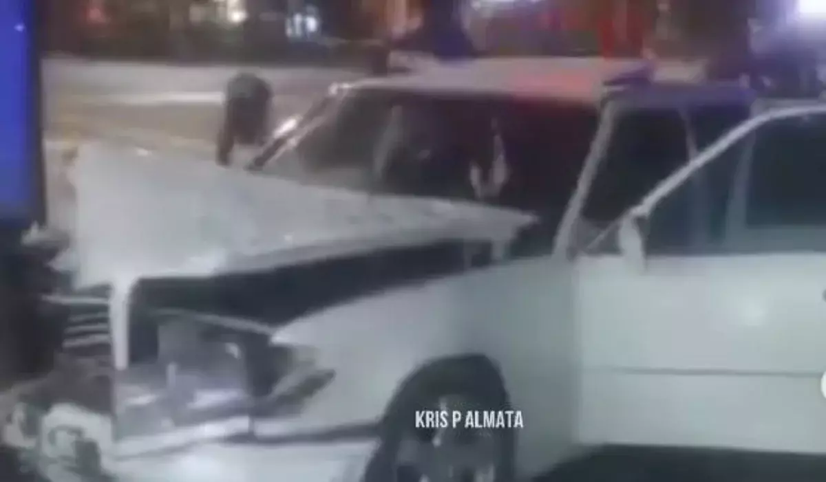 Алматыда мас жүргізуші автобус аялдамасына соғылды: бір адам зардап шекті