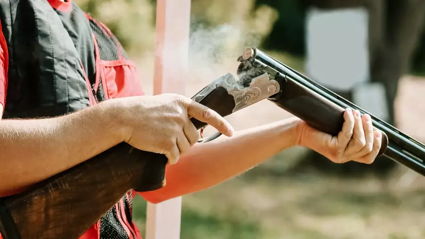 Калифорниядағы сауда орталығында атыс болып, екі адам зардап шекті