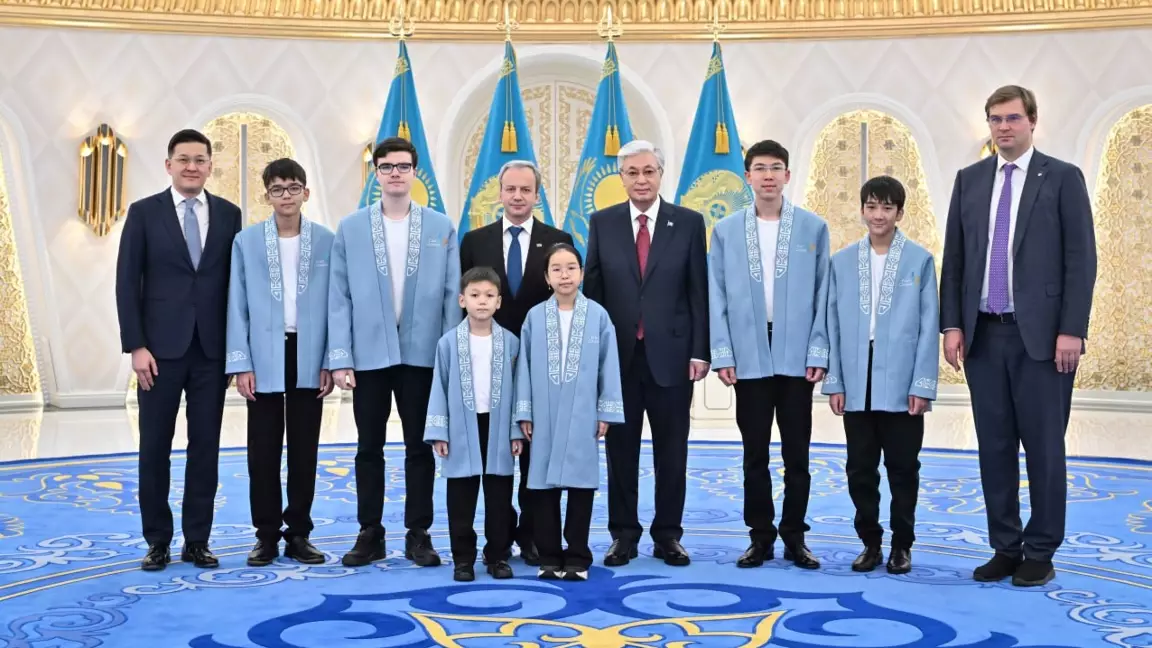 Мемлекет басшысы әлем біріншіліктерінде топ жарған жас шахматшылармен кездесті