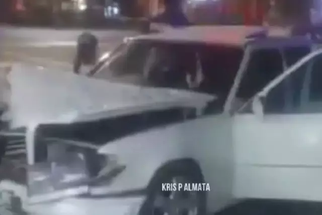 Мас жүргізуші автобус аялдамасына соғылды: зардап шеккендер бар