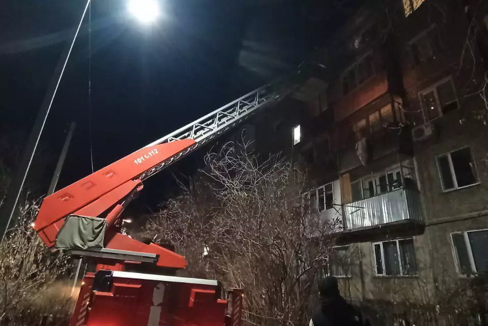 Карагандинские спасатели через окно пришли на помощь троим детям