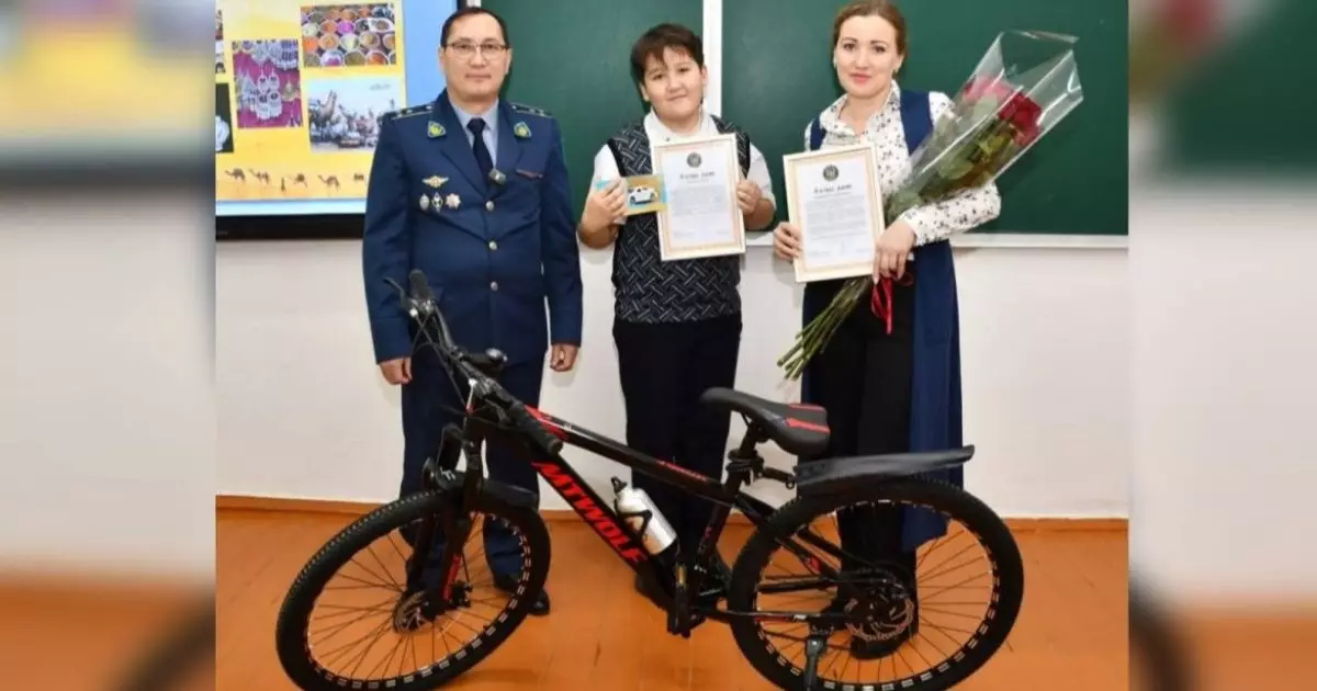  Полиция күдіктіні ұстауға жәрдемдескен оқушыны марапаттады 