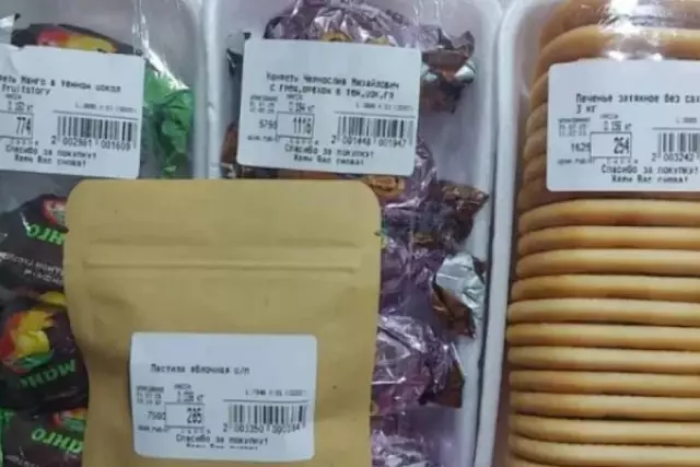 Қазақстандағы супермаркеттерінің бірінде заттың бағалары рубльмен көрсетілген