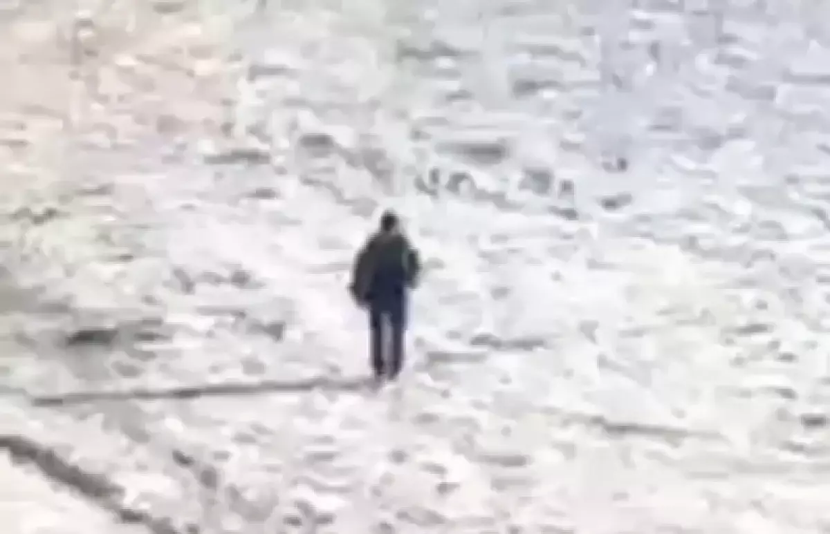 Опасная поездка: группа молодых людей заблудилась в песчаной зоне