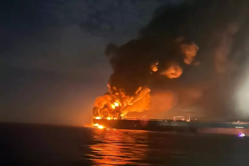 В Черном море загорелся  нефтеналивной танкер, экипаж не покидал судно