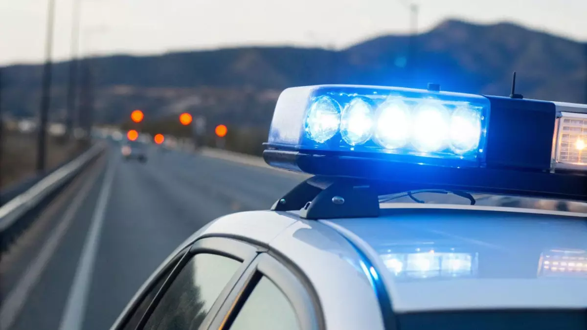 Вынуждены обгонять справа: странное поведение патрульной машины обсуждают в соцсетях