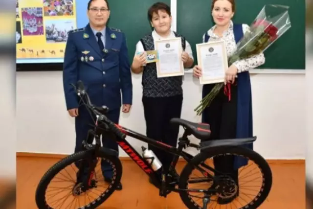 Күдіктіні ұстауға жәрдемдескен оқушы марапатталды