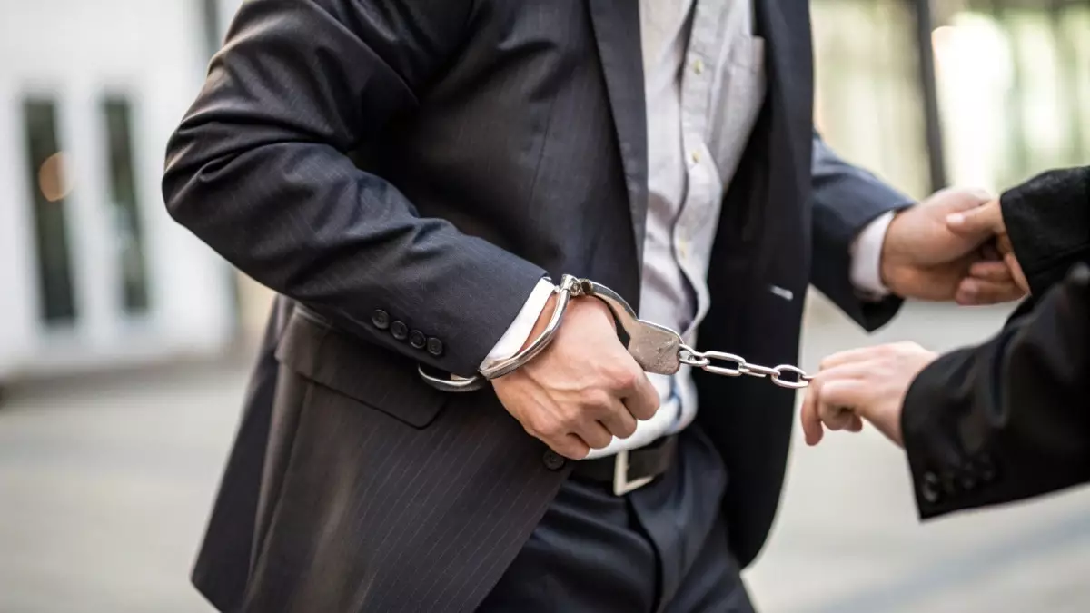 Рейд в Бишкеке: силовики задержали семью кандидата в депутаты