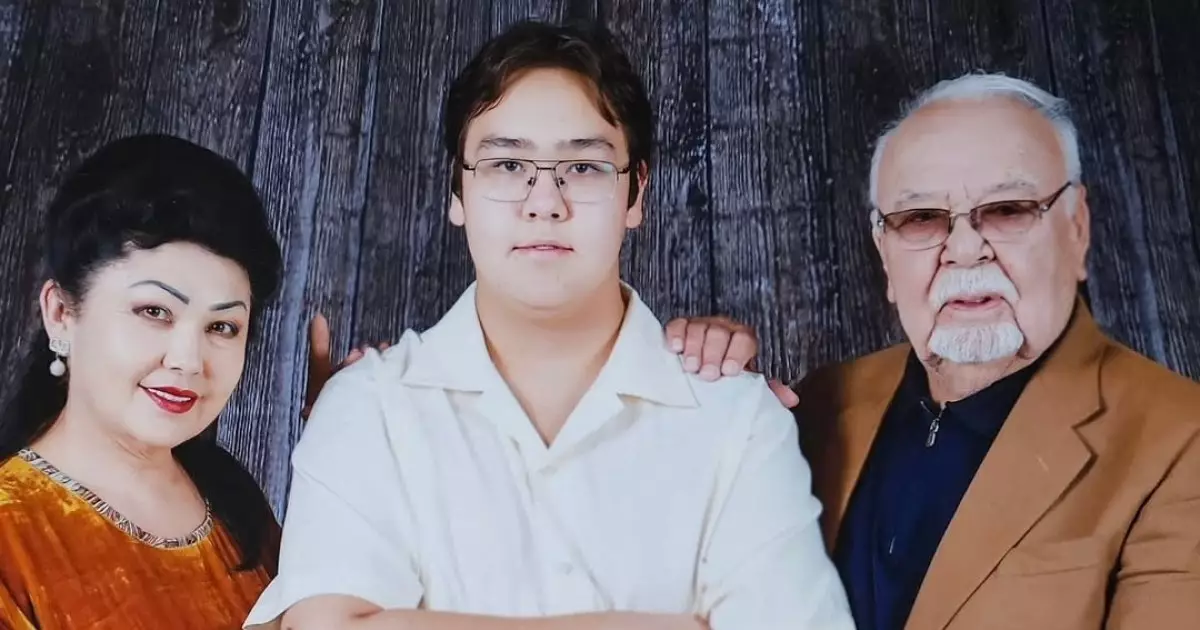  `Әкесінің көшірмесі ғой`: Желіде Асанәлі Әшімовтің кіші ұлының суреті тарады (ФОТО) 