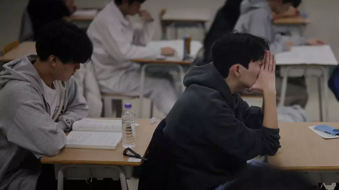 Оңтүстік Корея тоғыз сағаттық ұлттық емтихан үшін әуе рейстерін тоқтатты