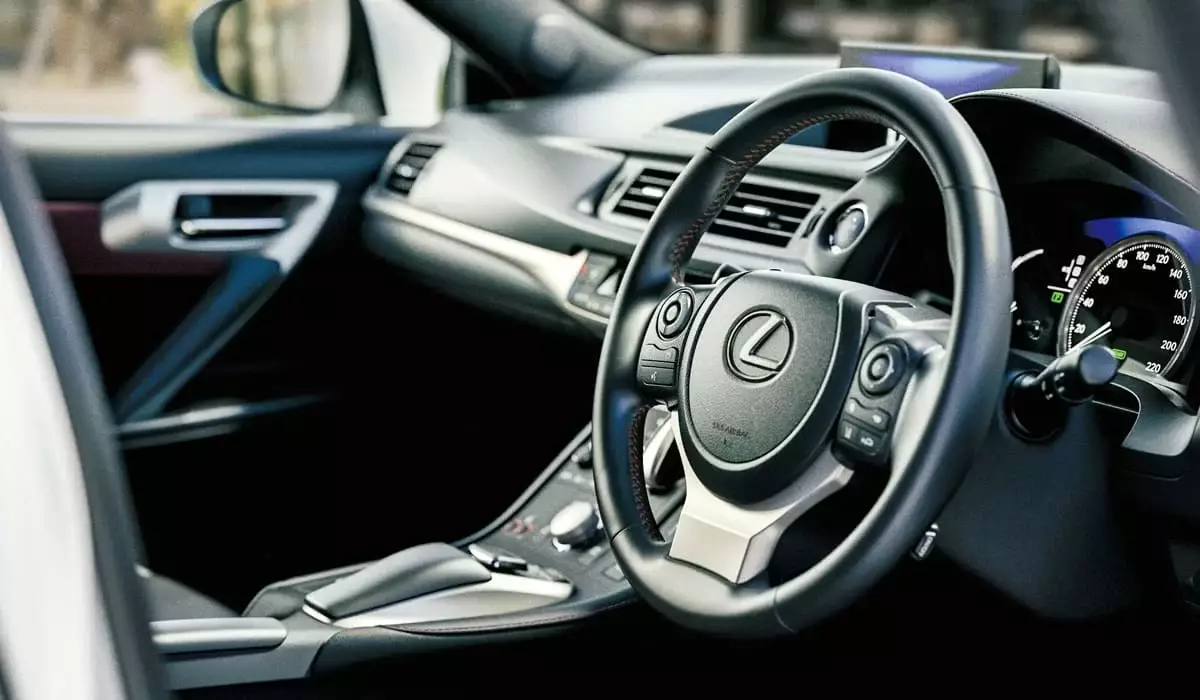 В России запретили ввоз праворульных и гибридных авто