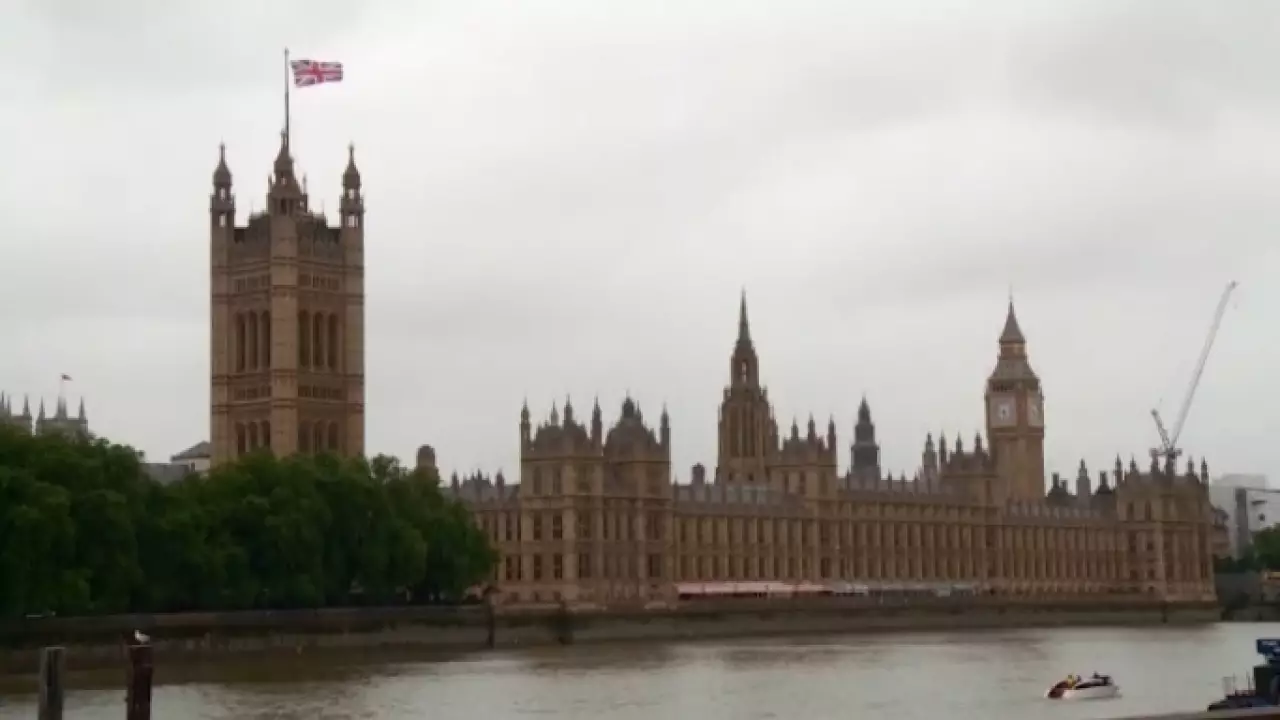 Миграция в Великобританию снизилась на 70%