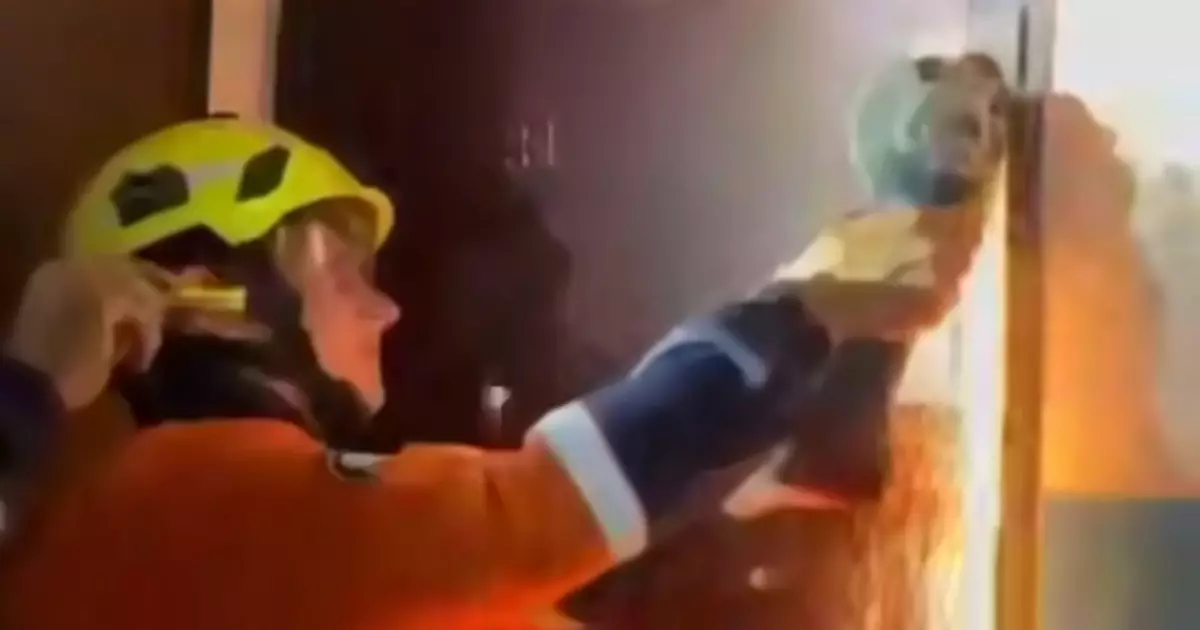  Көкшетауда құтқарушылар пәтерде қалған екі баланы аман алып шықты 