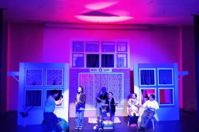 «+ Qala» атты лирикалық комедияның премьерасы өтті