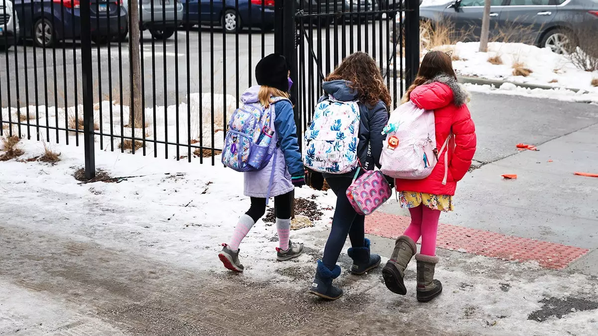 В чикагских государственных школах разрешено неограниченное количество пропусков для детей нелегальных мигрантов во время операций иммиграционной службы.
