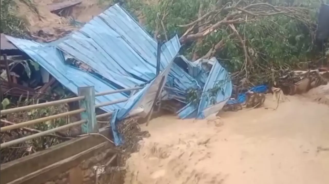 Наводнения в Индонезии: число погибших возросло до 303