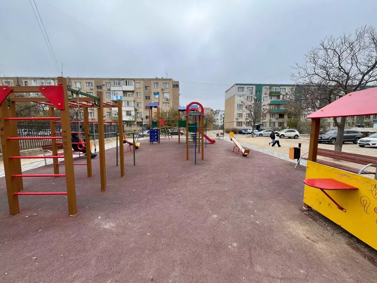 Детская площадка утопает в темноте в Актау - новости на Lada.kz 29.11.2025