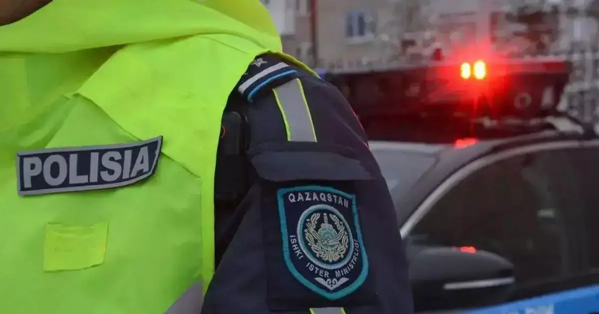  Семейде жүк көлігі жолдағы полицейді қағып кете жаздады 